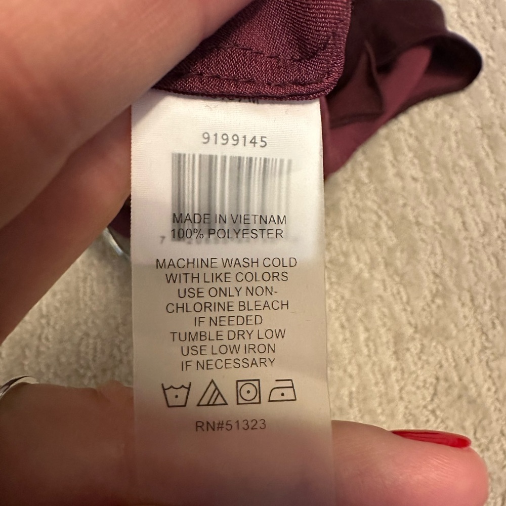 Vince Camuto women’s sleeveless blouse - Picture 3 of 4